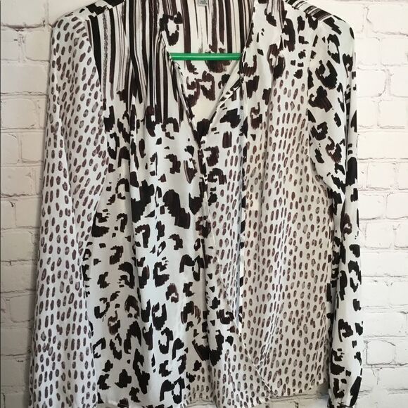 Cabi Faux Wrap Animal Print Top Blouse Tie Neck Full Sleeves Sz XS. - Picture 4 of 12